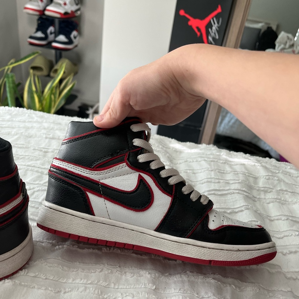 Jordan 1 bloodline size 6.5 woman’s - Picture 4 of 6